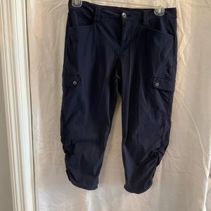 Eddie Bauer size 10 navy blue CARGO capris with pockets, side ruching on legs.